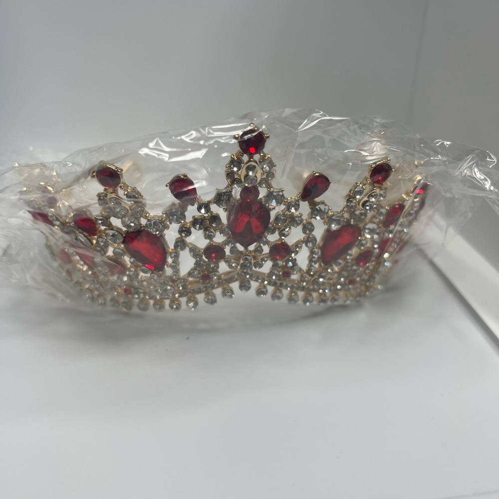 Crown color red.